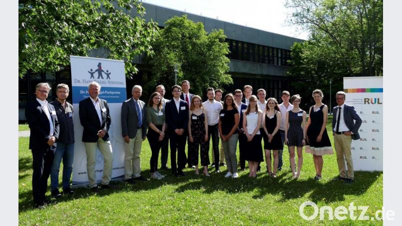 Diese jungen Leute könnten unsere Zukunft gestalten, meint Staatsminister Bernd Sibler (rechts). Unter den Preisträgern befindet sich &quot;Kepler&quot;-Abiturient Lucas Spitzkopf (Siebter von links). Bild: exb/Franz Dietl