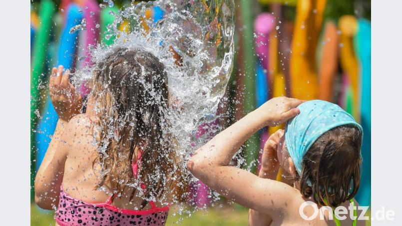 Wasser macht Kindern bei heißem Wetter am meisten Spaß. Doch neben der Freude am Sonnenschein, muss auch der richtige Schutz bedacht werden. Wie das in Kindergärten geregelt wird, erklären Klinderpfleger- und Erzieherinnen aus den Einrichtungen in Kemnath, Brand und Premenreuth. Bild: Patrick Pleul/dpa