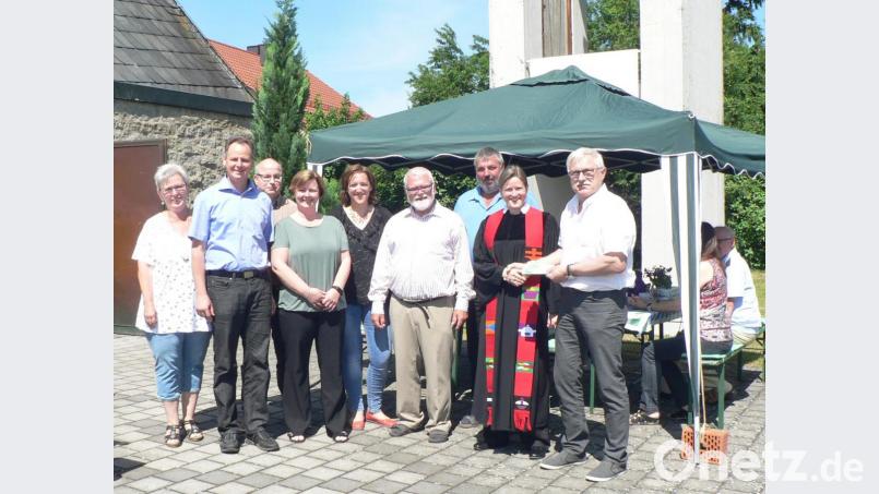 Christian Pschierer (Zweiter von links), Josef Schreglmann (Dritter von rechts) und Reinhard Schneider (von rechts) vom Vorstand der Jagdgenossenschaft Kirchenthumbach überreichten eine 500-Euro-Spende an Pfarrerin Anne Utz. Der Kirchenvorstand sprach den Jagdgenossen dafür herzlichen Dank aus. Bild: lep