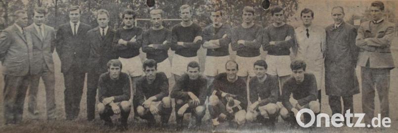 Diese Kicker schrieben bei der SpVgg Fußballgeschichte die heute 50 Jahre später noch nachklingt (hinten, von links): Betreuer Andreas Fleißner, Erich Schafhauser, Max Walbrunn, Siegfried Weidl, Herbert Kraus, Peter Führnrohr, Rudolf Scholz, Gerd Pankotsch, Josef Werner, Edmund Haller, Roland Richter, Trainer Helmut Wende und der zu diesem Zeitpunkt stellvertretende und spätere Vorsitzende Hermann Vogt. Vorne, von links: Ambros Fürtsch, Heinz Reichelt, Alfons Fleischmann, Johann Gmeiner, Alfred Bodensteiner und Albert Stowasser. Bild: dob