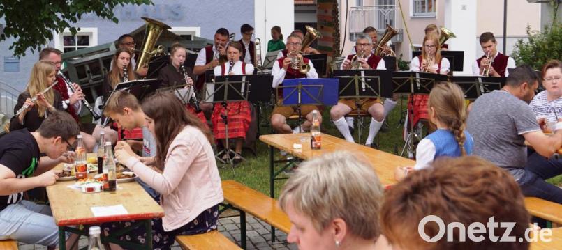 Die Dieterskirchener Blasmusik unterhielt nach der Fronleichnamsprozession die Gäste beim Frühschoppen auf dem Plo mit gepflegter Musik. Bild: weu