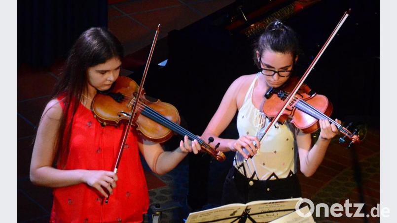 Violinen tragen den ersten Satz aus Mozarts &quot;Divertimento&quot; vor. Bild: Kunz