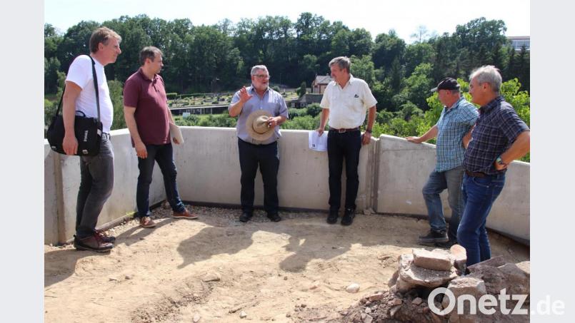 Bürgermeister Armin Schärtl (Dritter von links) besichtigte am Dienstag mit Fachleuten die Baustelle des westlichen Zwingerwegs. Die Arbeiten sind schon weit fortgeschritten, eine Teileröffnung in diesem Jahr ist durchaus im Bereich des Möglichen. Bild: Thomas Dobler