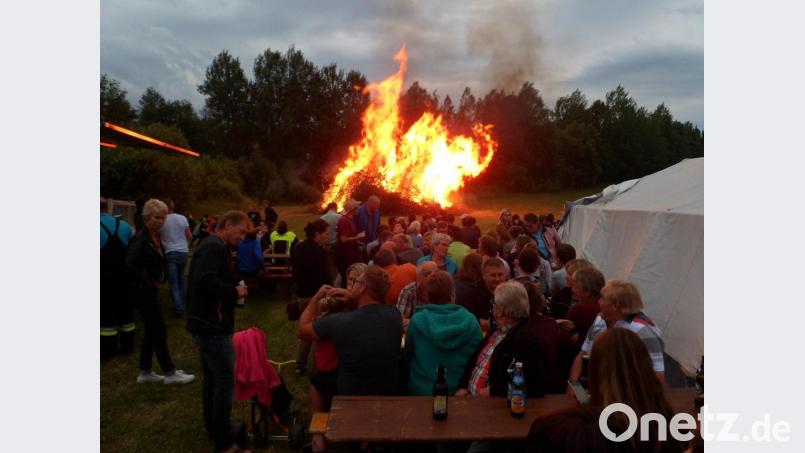 Zahlreiche Zuschauer waren zum Abbrennen des Johannisfeuer zur Jungen Union gekommen. Bild: soj