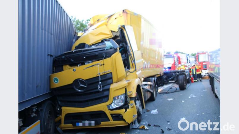 Drei Lkw sind in einen schweren Unfall auf der A3 bei Neumarkt verwickelt. Bild: jma