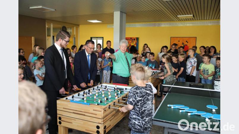 Zwei nagelneue Kicker sowie Ausrüstungsgegenstände zum Tischtennisspielen sponserten die örtlichen Genossenschaftsbanken. Auf dem Bild (von links) Geschäftsstellenleiter Alexander Goblirsch, Vorstandsvorsitzender Joachim Geyer und Rektor Peter Preisinger. Bild: njn