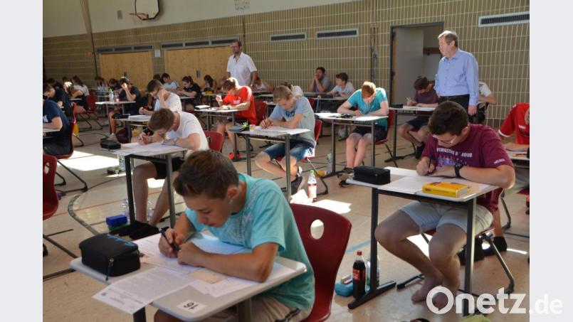 Nicht ganz so heiß wird es in der Egelseeturnhalle wie in den Klassenzimmern der Realschule. 72 Absolventen müssen nun ihr Wissen abrufen und zu Papier bringen. Bild: dob