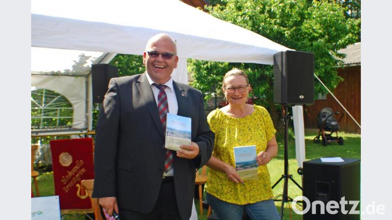 Bürgermeister Klaus Meyer und die Leiterin der Gäste-Information, Ursula Stingl, stellten den neuen Reiseführer &quot;Neualbenreuth und die Euregio Egrensis&quot; vor. Bild: exb