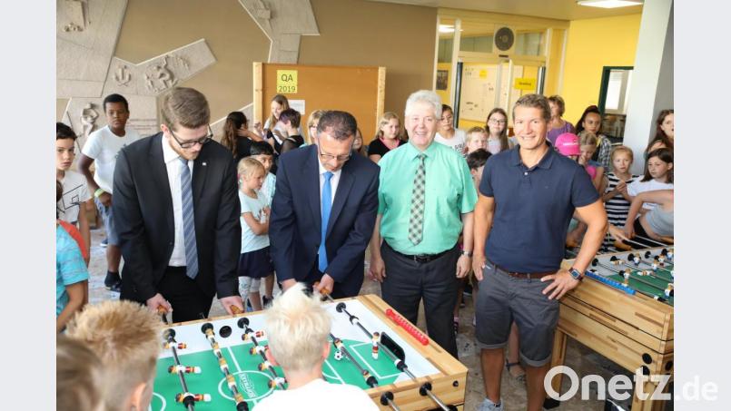 Zwei nagelneue Kicker sowie Ausrüstungsgegenstände zum Tischtennisspielen sponserten die örtlichen Genossenschaftsbanken. Auf dem Bild (von links) Geschäftsstellenleiter Alexander Goblirsch, Vorstandsvorsitzender Joachim Geyer, Rektor Peter Preisinger sowie Elternbeiratsvorsitzender Martin Gallersdörfer. Bild: njn