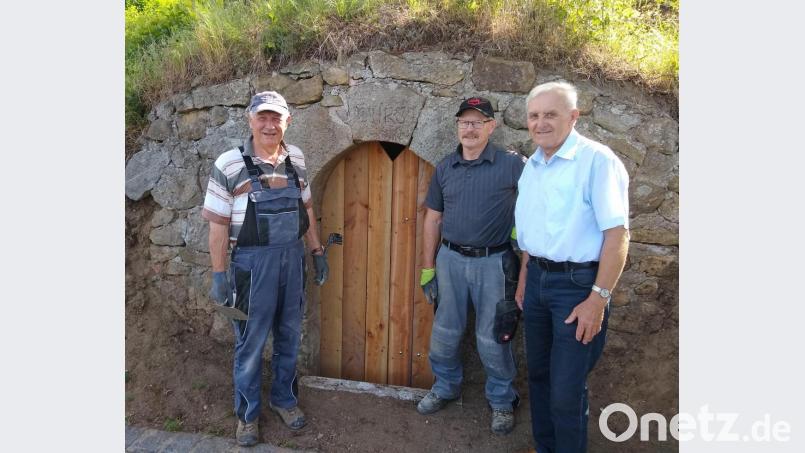 Zweiter Bürgermeister Helmut Klier (rechts) bedankt sich bei den beiden ortsansässigen Handwerkern Georg Kohl (links) und Rudolf Rodler (Mitte) für deren ehrenamtlichen Einsatz bei der Restaurierung der Elbarter Felsenkeller. Bild: nbu
