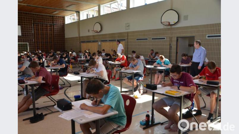 Nicht ganz so heiß wird es in der Egelseeturnhalle wie in den Klassenzimmern der Realschule. 72 Absolventen müssen nun ihr Wissen abrufen und zu Papier bringen. Bild: dob