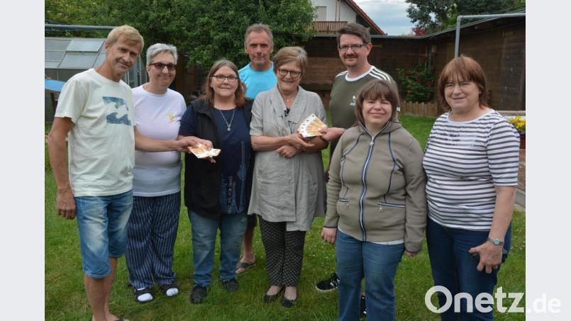 Insgesamt 500 Euro an Spenden übergaben die Anwohner der Bauvereinstraße. Im Bild (von links) Volker Führlich, Elisabeth Wildenauer, Silvia Rafaniello, Harald Süß, Dr. Annemarie Schraml, Martin Zithier und Carolin und Annemarie Schöner. Bild: jr