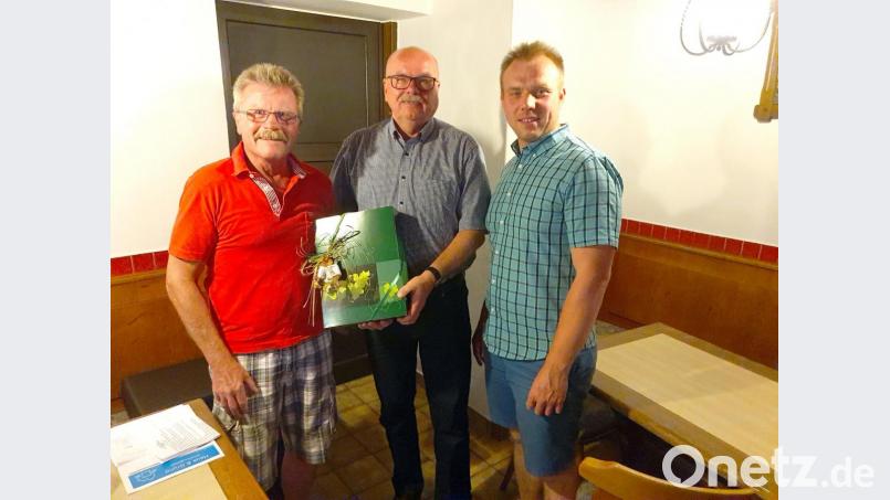 30 Jahre im Stadtrat sind einen Glückwunsch wert: Stadtrat Karl-Heinz Kreiner (links) und FDP-Ortsvorsitzender Christian Weiß (rechts) gratulieren Hans-Jürgen Reitzenstein zum Jubiläum. Bild: gac