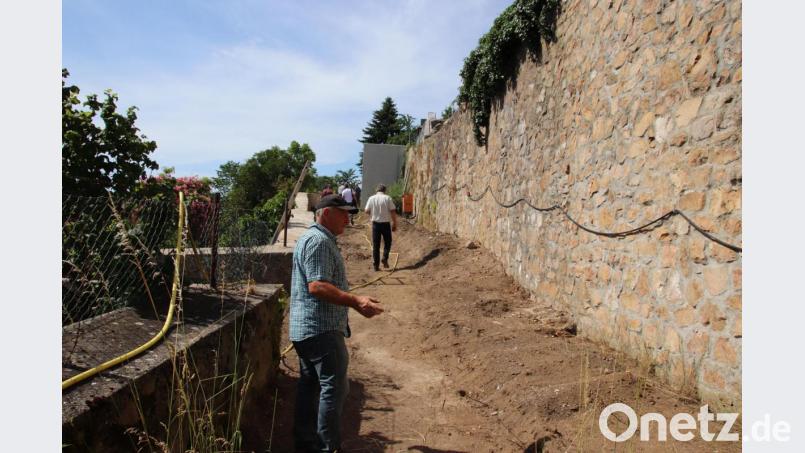 Bei der Baustellenbesichtigung weist Reinhard Frischolz (Josef Bauer GmbH – Hoch- und Tiefbau aus Niedermurach) als Aufseher über die Arbeiter auf markante Punkte in der Bauausführung hin. Bild: Thomas Dobler