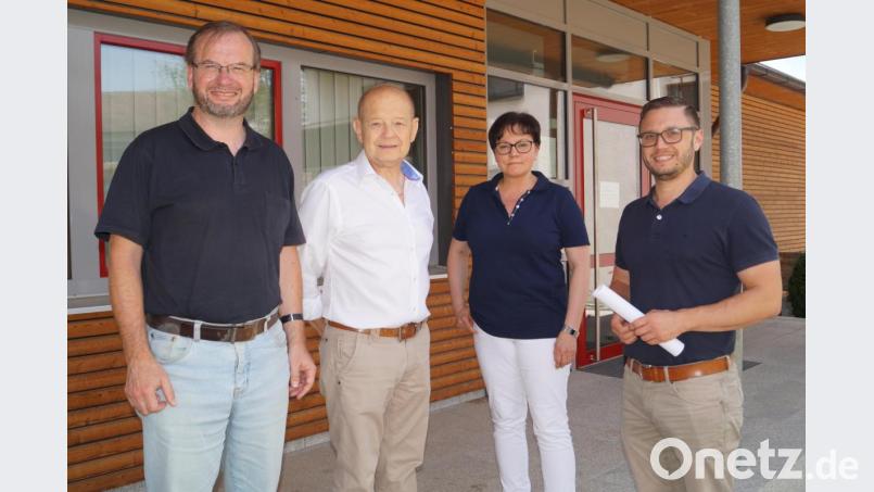 Auf breite Zustimmung stoßen die Planungen von Bürgermeister Ernst Lenk (rechts) zum geplanten Ausbau der Kinderbetreuung bei einem Ortstermin im Kindergarten bei Pfarrer Thomas Stohldeier (vonn links), Kindergartenbeauftragten Ernst Lenk senior und Kindertagestättenleiterin Manuela Scharnagl. Bild: du