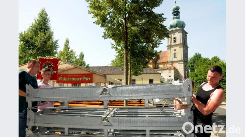 Der Aufbau der Zelte und Verkaufsbuden am Kirchparkplatz am Mariahilfberg ist fast abgeschlossen. Ab Samstag dann können die Bergfestbesucher Bier, Bratwürste und vieles mehr genießen. Bild: Stephan Huber