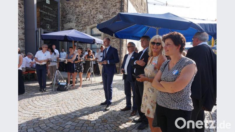 Gut beschirmt und aufmerksam verfolgten CeBB-Leiterin Veronika Hofinger, Trägervereinsvorsitzende Irene Träxler, Regierungspräsident Axel Bartelt, Regensburgs Dritter Bürgermeister Jürgen Huber, der Pilsner Hauptmann Josef Bernard (von rechts) sowie Gäste die Ansprachen der Grußworte. Bild: eib