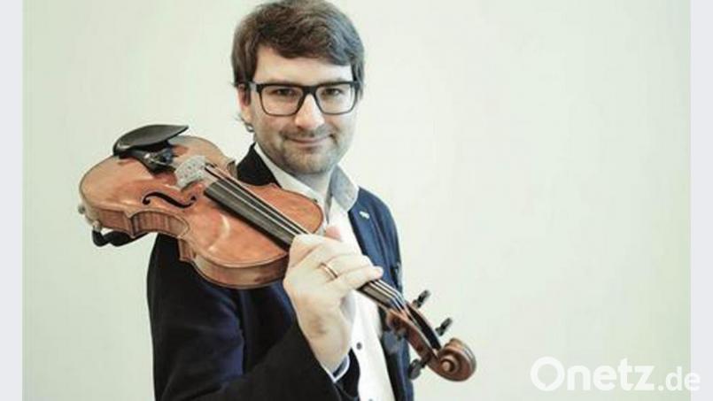 Beim Auftritt des Singrün-Orchesters am Gymnasium spielt Benedikt Wiedmann die Sologeige. Bild: exb/F. Reimann