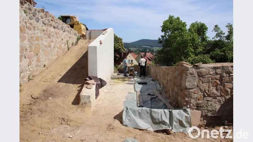 Der Weg muss noch befestigt und beleuchtet werden. Der Blick geht in Richtung Mähntor, links ist der befestigte Aufgang zur Schmiedgasse zu erkennen. Bild: Thomas Dobler