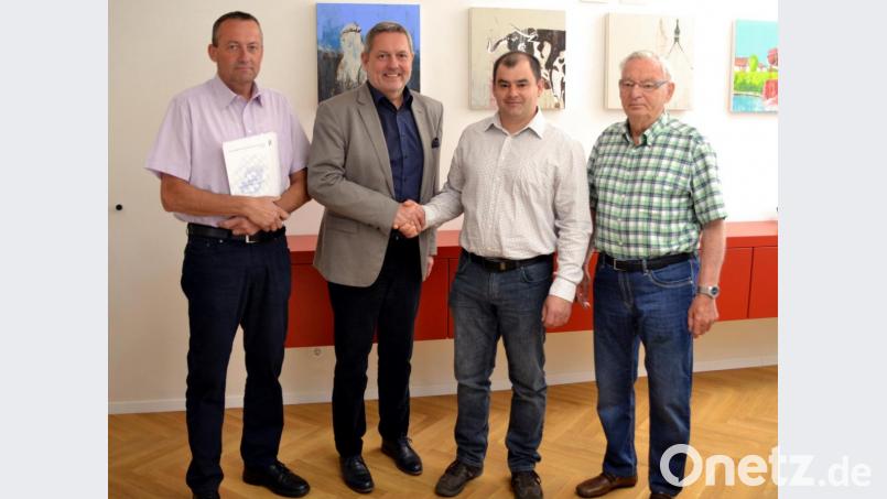 Bei der Einführung (von links): Hauptamtsleiter Uwe Lindner, Bürgermeister Joachim Neuß, der neue Feldgeschworene Jürgen Beck und Obmann Rudolf Achatz. Bild: ex