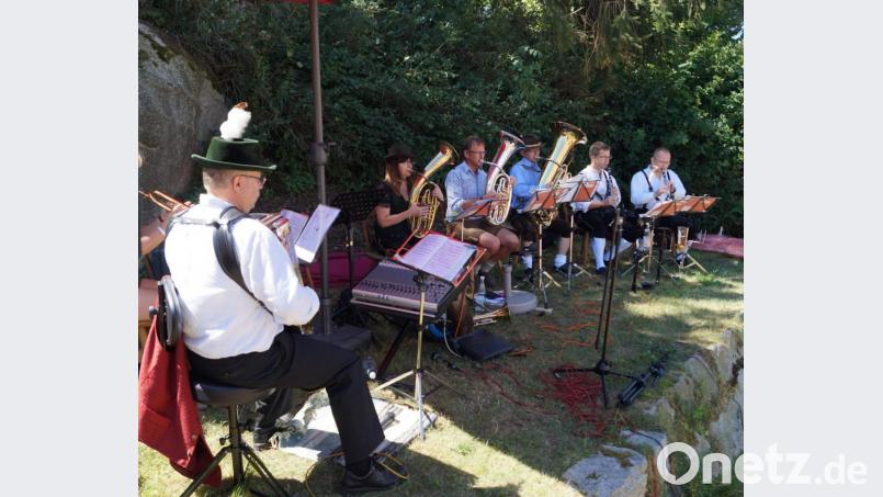 Zum Tanz spielt die Kapelle Träger auf Bild: arw