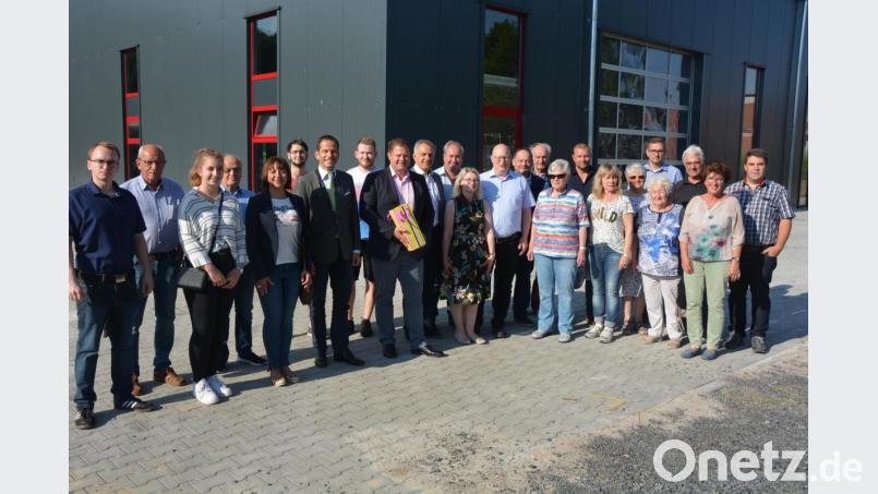 Die Firmeninhaber Christian und Christina Forster (Mitte) führten die Gruppe der CSU Mitterteich und Bundestagsabgeordneten Albert Rupprecht (Siebter von links) über das Gelände und durch die neue Halle von Metallbau Forster. Bild: jr