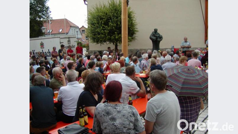 Auf dem Kirchplatz lassen die Wurzer am Sonntagabend die 950-Jahr-Feier ausklingen. Im Hintergrund spricht Bürgermeister Rudolf Schopper. Bild: tok