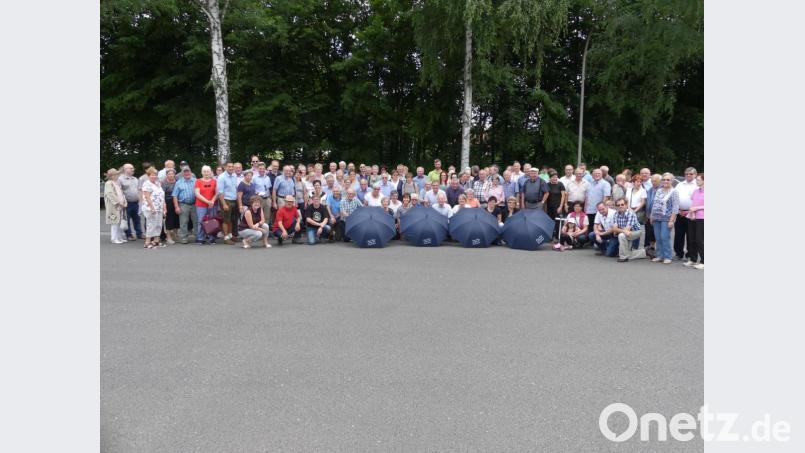 Eine große Eschenbach-Familie versammelt sich zur Abreise der Eidgenossen. Die neuen Gemeinderäte aus der Schweiz präsentieren dabei ihre frisch erhaltenen Schirmen „Mein Herz schlägt für Eschenbach". Bild: rn