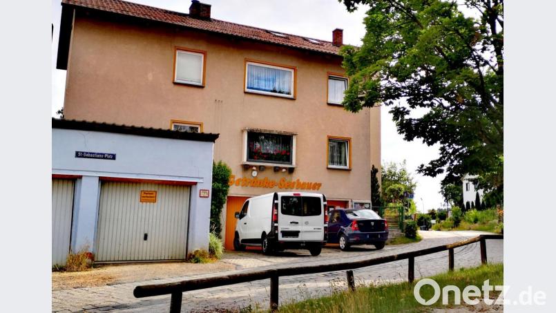 Der 26. April 2018 bleibt den Inhabern dieses Getränkemarkts in Bruck in Erinnerung. Denn gegen 16.30 Uhr betritt ein Räuber das Geschäft, komplett schwarz gekleidet und vermummt. Er hält den Ladenbesitzern ein Messer entgegen und fordert Bargeld. Bild: Thomas Dobler