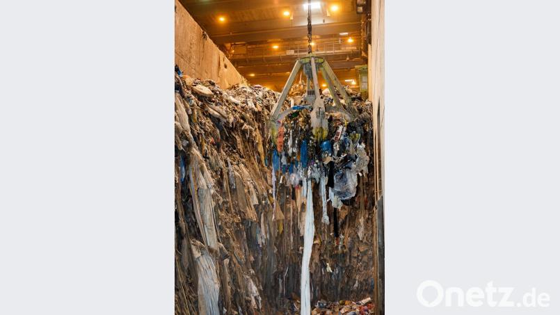 Die Abfallberge wachsen. Das Müllkraftwerk stößt an seine Kapazitätsgrenzen. Die Folge könnte sein, dass die Anlieferung von Abfall aus Gewerbe und Industrie phasenweise gestoppt werden muss. Bild: Hösamer
