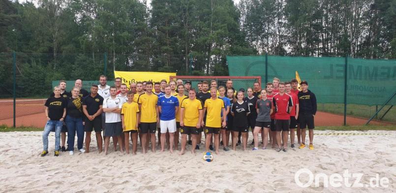 Sechs Mannschaften messen sich beim Beachsoccer-Turnier der &quot;Rußweiherborussen&quot;. Am Ende gewinnen die Fußballer des SC Eschenbach (rote Trikots). Bild: msh