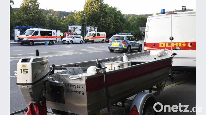 Die Suche nach einer vermissten Person erstreckte sich hauptsächlich auf einen Abschnitt der Vils bei der Kräuterwiese. Beteiligt war auch ein Großaufgebot der Wasserwacht und der DLRG. Bild: Petra Hartl