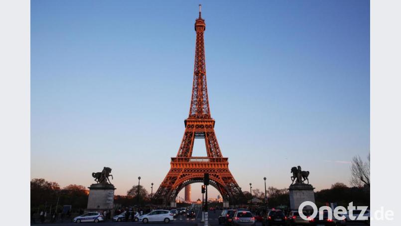 30.03.2019, Frankreich, Paris: Der Eiffelturm ist vor blauem Himmel zu sehen. Aus Anlass des 130-jährigen Bestehens des Eiffelturms finden ab dem 30. März zahlreiche Veranstaltungen mit Performance, Fotoshows und Spielen statt. Foto: --/XinHua/dpa +++ dpa-Bildfunk +++ | Bild: XinHua/dpa