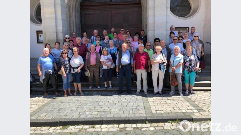 Beim Stadtspaziergang durch Lindau kommt die „frohsinnige“ Gruppe mit ihrem Reiseleiter Erwin Dromann (vorne, Vierter von rechts) auch an der katholischen Pfarrkirche vorbei. Bild: gpa