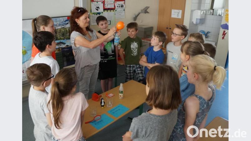 In anschaulichen Versuchen, die die Schüler begeisterten, machte Sabine Domscheit das Kohlendioxid-Problem sichtbar. Bild: weu