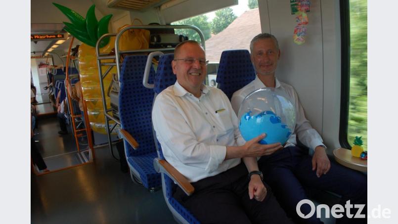 Thomas Prechtl (links, BEG) und Hansrüdiger Fritz (DB Regio) wollen am Ball bleiben und noch mehr Reisende für den Flughafenexpress begeistern. Bild: gib
