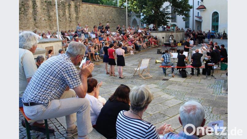 Charmante Umgebung und lockere Stimmung: Das Konzert der OTH-Seelsorge zieht auch neugierige Passanten in seinen Bann. Bild: Dagmar Williamson, dwi