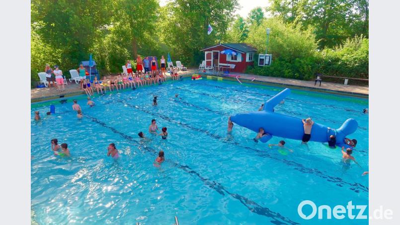 „Freibad statt Schule“, lautete am Mittwoch das Motto der Grundschulen Friedenfels und Wiesau. Ziel war das Friedenfelser Freibad. Hier verbrachten die Kinder mit den Lehrern unbeschwerte Stunden. Bild: bsc