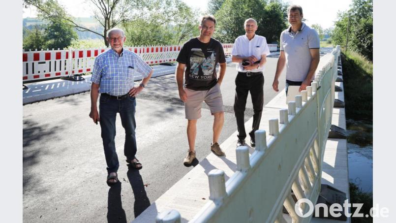 Die Sanierung der Schwarzachbrücke in Willhof ist abeschlossen. Zufrieden mit dem Ergebnis zeigten sich (von links) Bürgermeister Georg Köppl, Stephan Strauß von der Firma Guggenberger, Peter Knijnenburg vom Ingenieurbüro "K+U-Plan" und Johannes Schießl von der VG Nabburg. Bild: Götz