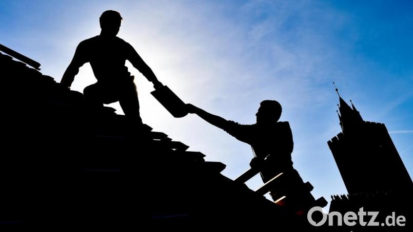 In der Oberpfalz häufen sich die Meldungen über betrügerische Dachdecker. Symbolbild: Patrick Pleul/dpa