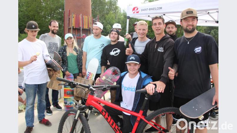 Die Klassensieger mit dem „Best Trick Winner“, Fabian Kutscha (vorne hockend), der sich über ein nagelneues Ghost-Bike freuen durfte. Bild: kro