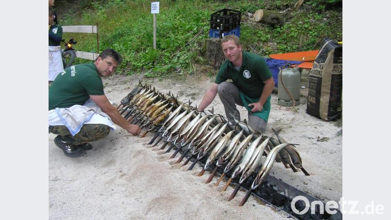 Ein Highlight beim Neusorger Fischerfest sind die über der Holzkohle gegrillten Steckerlfische. Bild: öt