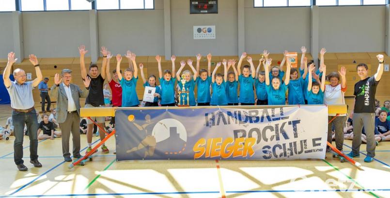 OGO-Schulleiter Ludwig Pfeiffer, stellvertretender Landrat Jakob Scharf (von links) und Oberstudienrat Michael Teplitzky (rechts) freuten sich zusammen mit dem Siegerteam der Doktor-Eisenbarth-Grundschule. Bild: gud