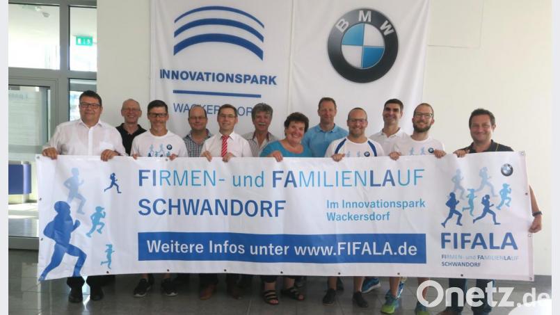 Veranstalter und Sponsoren werben für den Firmen- und Familienlauf am 25. Juli im Wackersdorfer Innovationspark. Bild: Hirsch