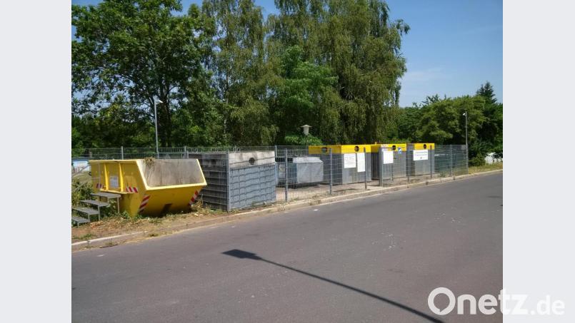Geleerte Container, aufgeräumte Wertstoffinsel, eine saubere Königsberger Straße: So sieht’s nach der außerordentlichen Räumung am Mittwochnachmittag aus. Zuvor türmten sich vier Tage lang auf einer Strecke von zehn Metern Müllsäcke, Flaschen und Kartonagen vor dem Containerstandort. Bild: mte