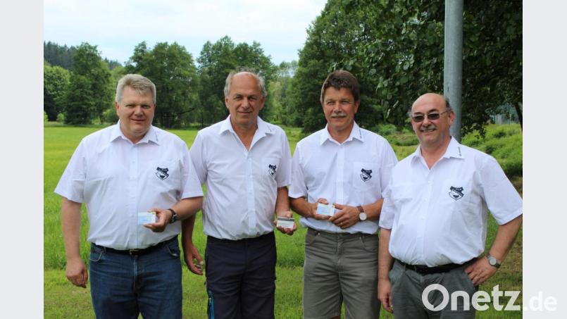 Manfred Vetter (von links), Robert Söllner und Alois Vetter erhielten aus den Händen von Egid Kellner die Ehrenamtskarten überreicht. Bild: soj