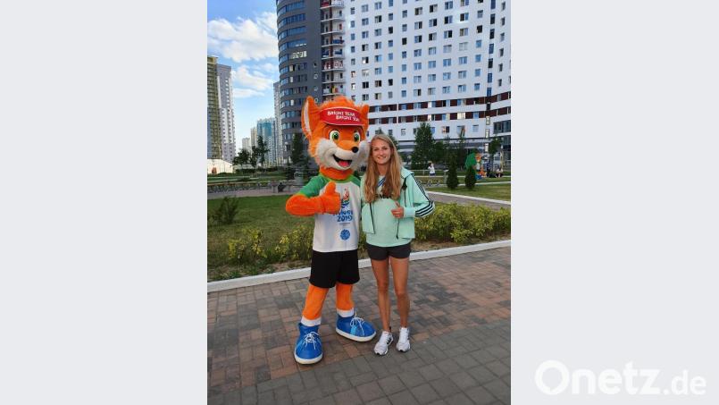 Corinna Schwab und das offizielle Maskottchen der Europa-Spiele 2019 in Minsk: Lesik, der Wüstenfuchs aus Afrika ist an die Romanfigur aus dem kleinen Prinzen von Antoine de Saint-Exupéry angelehnt. Bild: exb