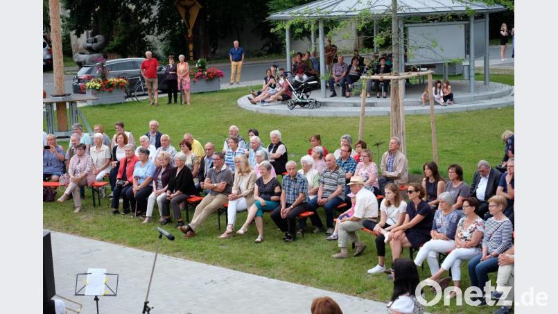 Die Sitzplätze direkt bei den Musikern, aber auch im Pavillon waren begehrt. Bild: wlr