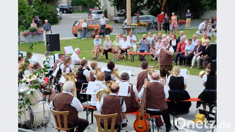 Musik ohne Lautsprecher, denn die wurden einzig für die Ansagen benutzt: Ein Genuss für die zahlreichen Gäste, die sich auf dem weitläufigen Dorfplatzgelände ihr Lieblingsplätzchen suchten. Bild: wlr