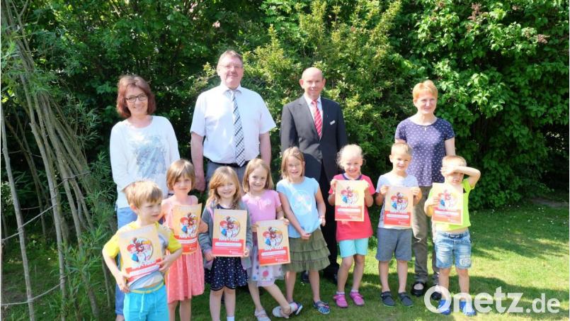 Kindergartenleiterin Agnes Strobl, Stefan Nicol von der Sparkasse Amberg-Sulzbach, Bürgermeister Hans-Martin Schertl und Kursleiterin Eva Lange gratulieren den Kindergartenkindern zu ihrem Zeugnis. Bild: Stefanie Gradl